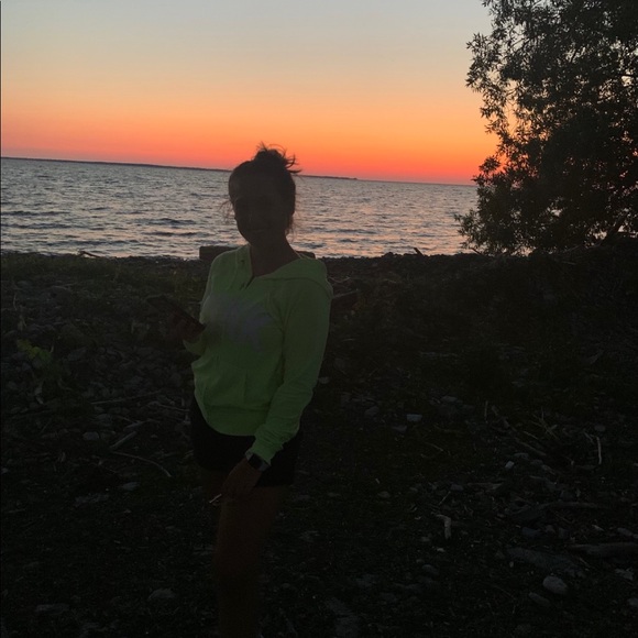 Meet your Posher, Jessica - Picture 1 of 1